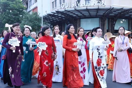 Các đại biểu cùng người dân trong trang phục áo dài thướt tha trên các con đường tại Thành phố Hồ Chí Minh trong khuôn khổ Lễ hội Áo dài Thành phố Hồ Chí Minh lần thứ 9 năm 2023. (Ảnh: Thu Hương/TTXVN)