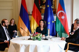 Ngoại trưởng Đức Annalena Baerbock (giữa) chủ trì cuộc đàm phán hòa bình giữa Ngoại trưởng Armenia Ararat Mirzoyan (trái) và người đồng cấp Azerbaijan Jeyhun Bayramov tại Berlin, ngày 28/2. (Ảnh: AFP/TTXVN)
