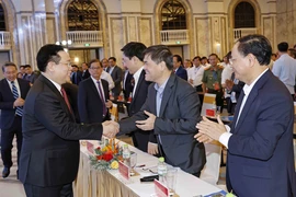 Chủ tịch Quốc hội Vương Đình Huệ với các đại biểu dự lễ công bố. (Ảnh: Nhan Sáng/TTXVN)
