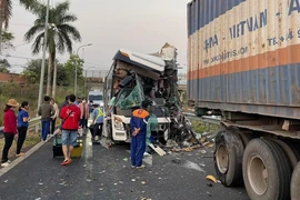 Hiện trường vụ va chạm giữa xe khách và xe đầu kéo trên đường dẫn vào trạm dừng chân Cao tốc Thành phố Hồ Chí Minh-Long Thành-Dầu Giây. (Ảnh: TTXVN phát)