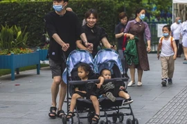 Một gia đình có 2 con tại Trung Quốc. (Nguồn: EFE-EPA/TTXVN)