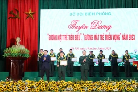 Trung tướng Nguyễn Anh Tuấn và ông Ngô Văn Cương trao thưởng và vinh danh 10 Gương mặt Trẻ tiêu biểu Bộ đội Biên phòng năm 2023. (Nguồn: Biên phòng)