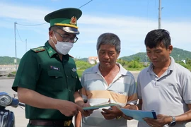 Bộ đội Trạm Kiểm soát Biên phòng Pháo Đài, thành phố Hà Tiên, tỉnh Kiên Giang tuyên truyền chống khai thác IUU đến chủ tàu cá. (Ảnh: Văn Sĩ/TTXVN)