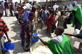 Trẻ em nhận lương thực cứu trợ tại Mogadishu, Somalia. (Ảnh: AFP/TTXVN)
