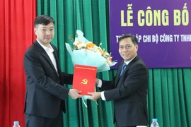 Đại diện Đảng ủy Khối các Cơ quan và Doanh nghiệp tỉnh Bắc Ninh trao Quyết định thành lập Chi bộ Công ty Trách nhiệm hữu hạn Sản xuất và Thương mại D.T.H. (Ảnh: Thái Hùng/TTXVN)