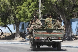 Binh sỹ Somalia tuần tra gần hiện trường vụ tấn công nhằm vào khách sạn ở Mogadishu, Somalia, ngày 15/3. (Ảnh: AFP/TTXVN)