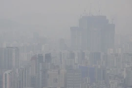 Tình trạng bụi mịn tại thủ đô Seoul, Hàn Quốc hồi tháng 11/2023. (Ảnh: AFP/TTXVN)