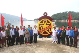 Lãnh đạo tỉnh Phú Yên cùng cán bộ, chiến sỹ, nhân dân dâng hoa tưởng nhớ các anh hùng liệt sỹ tại bến Vũng Rô. (Ảnh: Tường Quân/TTXVN)