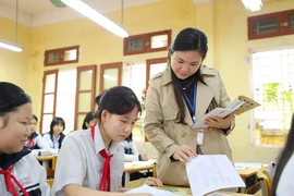 Giáo viên đồng hành cùng học sinh khối 9 ôn tập chuẩn bị cho kỳ thi vào lớp 10, năm học 2024-2025. (Ảnh: Thanh Tùng/TTXVN)