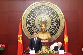 Chủ tịch Quốc hội Vương Đình Huệ nói chuyện thân mật với cán bộ, nhân viên Đại sứ quán và cộng đồng người Việt Nam tại Trung Quốc. (Ảnh: Nhan Sáng/TTXVN)