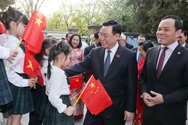 Chủ tịch Quốc hội Vương Đình Huệ đến thăm Đại sứ quán Việt Nam tại Trung Quốc. (Ảnh: Nhan Sáng/TTXVN)
