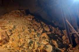 Đất đá sạt lở chặn kín hầm đường sắt đoạn qua khu vực Đèo Cả. (Nguồn: Dân Trí)