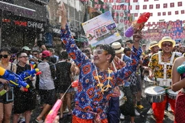 Người dân tham gia lễ hội té nước Songkran ở Bangkok, Thái Lan ngày 12/4. (Ảnh: AFP/TTXVN)