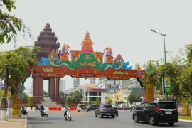 Khu vực đài Độc lập ở trung tâm thủ đô Phnom Penh được trang hoàng chuẩn bị đón Tết cổ truyền Chôl Chnăm Thmây của người dân Campuchia. (Ảnh: Hoàng Minh/TTXVN)