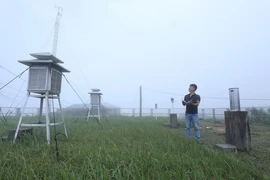 Cán bộ Trạm khí tượng Mẫu Sơn, Đài Khí tượng Thủy văn tỉnh Lạng Sơn quan trắc thời tiết. (Ảnh: Anh Tuấn/TTXVN)