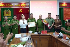 Lãnh đạo Công an Thành phố Hồ Chí Minh và Ủy ban Nhân dân quận 1 khen thưởng các tập thể, cá nhân có thành tích xuất sắc. (Ảnh: TTXVN phát)