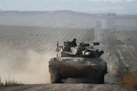 Binh sỹ và xe quân sự Israel di chuyển gần biên giới với Dải Gaza. (Nguồn: THX/TTXVN)