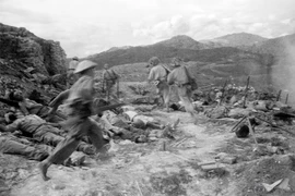 Bộ đội ta tấn công các vị trí xung yếu của địch trên đồi A1, ngày 6/5/1954. (Ảnh: Tư liệu TTXVN)