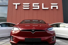 Các mẫu xe tại phòng trưng bày của Tesla ở Amsterdam, Hà Lan. (Ảnh: AFP/TTXVN)
