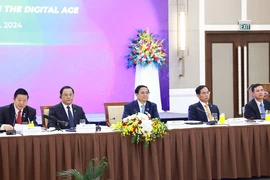 Thủ tướng Phạm Minh Chính, Thủ tướng Lào Sonexay Siphandone (thứ hai, từ trái sang) cùng Tổng Thư ký ASEAN Kao Kim Hourn (ngoài cùng, bên trái) tham dự Tọa đàm với doanh nghiệp ASEAN và đối tác. (Ảnh: Dương Giang/TTXVN)