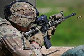 Binh sỹ Mỹ tham gia cuộc thi bắn súng tại Dongducheon, Hàn Quốc, ngày 3/5/2023. (Ảnh: AFP/TTXVN)