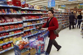 Người dân mua sắm tại siêu thị ở Athens, Hy Lạp. (Ảnh: AFP/TTXVN)