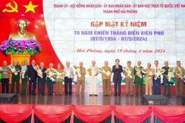 Ông Lê Tiến Châu, Ủy viên Trung ương Đảng, Bí thư Thành ủy Hải Phòng tặng hoa các cựu chiến binh. (Ảnh: TTXVN phát)
