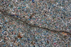 Rác thải nhựa tại điểm thu thập rác ở Lhokseumawe, tỉnh Aceh, Indonesia. (Ảnh: AFP/TTXVN)