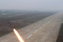 Triều Tiên thử nghiệm hệ thống tên lửa phóng loạt cỡ nòng 240mm ngày 25/4. (Ảnh: KCNA/TTXVN)