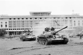 Sáng 30/4/1975, từ khắp mọi hướng, hàng trăm xe tăng, xe thiết giáp cùng bộ binh đồng loạt thẳng tiến Phủ Tổng thống Ngụy quyền Sài Gòn, giải phóng Sài Gòn. Chiến thắng 30/4 là một trong những mốc son chói lọi nhất trong lịch sử dựng nước và giữ nước của dân tộc ta. (Ảnh: Mai Hưởng/TTXVN)