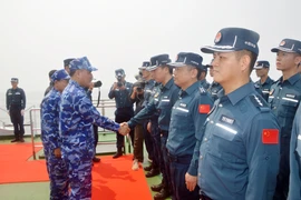 Đại tá Lương Cao Khải dẫn đầu đoàn công tác Cảnh sát Biển Việt Nam sang tàu Cảnh sát Biển Trung Quốc dự hội đàm, tổng kết chuyến tuần tra liên hợp. (Ảnh: Hoàng Ngọc/TTXVN)