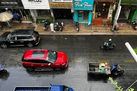 Các phương tiện di chuyển trong cơn mưa trên đường Nguyễn Thiện Thuật (quận 3, Thành phố Hồ Chí Minh). (Ảnh: Thanh Vũ/TTXVN)