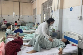 Các bác sỹ Bệnh viện Đa khoa khu vực Long Khánh điều trị cho bệnh nhân nhập viện nghi ngộ độc thực phẩm sau khi ăn bánh mỳ thịt. (Ảnh: Lê Xuân/TXVN)