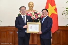 Bộ trưởng Ngoại giao Bùi Thanh Sơn trao Kỷ niệm chương 'Vì sự nghiệp ngoại giao Việt Nam' cho Đại sứ Nhật Bản Yamada Takio. (Nguồn: Báo Quốc tế)
