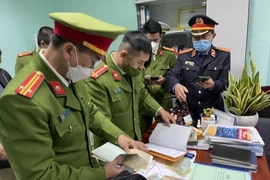 Cơ quan Cảnh sát Điều tra, Công an tỉnh Thừa Thiên-Huế khám xét nơi làm việc của hai đối tượng tại trụ sở CDC Thừa Thiên-Huế hồi tháng 2/2022. (Ảnh: TTXVN phát)