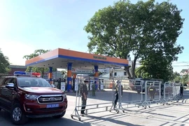 Lực lượng công an khám xét một trạm xăng ở Đồng Nai. (Ảnh: TTXVN phát)