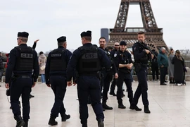 Cảnh sát Pháp tuần tra trên quảng trường Trocadero ở thủ đô Paris. (Ảnh: THX/TTXVN)