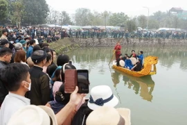 Người dân và du khách các nơi nô nức kéo về làng Diềm xem biểu diễn hát quan họ trên thuyền. (Ảnh minh họa: Đoàn Công Vũ/TTXVN phát)