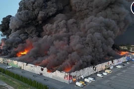 Gần 1.400 gian hàng tại Trung tâm thương mại số 44 Marywilska, ở thủ đô Warsaw chìm trong biển lửa. (Ảnh: Wawa Hot News 24/TTXVN phát)