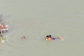 Việc trẻ em tắm, bơi lội tại ao hồ, sông suối... tiềm ẩn nhiều rủi ro. (Ảnh minh họa. Nguồn: TTXVN)