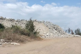 Khối lượng lớn đá do Công ty Trách nhiệm hữu hạn Lý Tuấn ở Quảng Ngãi tập kết sai quy định tại cảng Kỳ Hà, Quảng Nam. (Ảnh: TTXVN phát)