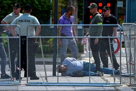 Lực lượng an ninh Slovakia khống chế một người đàn ông sau 'vụ ám sát' nhằm vào Thủ tướng Robert Fico. (Nguồn: Reuters)
