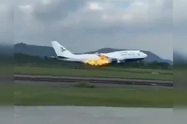 Hình ảnh rò rỉ trên mạng xã hội cho thấy chiếc máy bay bị cháy động cơ sau khi cất cánh. (Nguồn: Straitstimes)