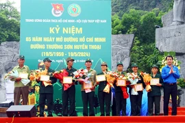 Tặng Kỷ niệm chương cho các cựu thanh niên xung phong tỉnh Quảng Bình. (Ảnh: Tá Chuyên/TTXVN)