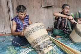 Người thợ thực hành đan gùi. (Nguồn: Bảo tàng tỉnh Bình Phước)