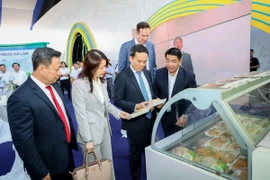 Phó Thủ tướng Trần Lưu Quang tham quan sản phẩm nông nghiệp sạch từ chuỗi liên kết Tập đoàn De Heus-Hùng Nhơn. (Ảnh: Giang Phương/TTXVN)