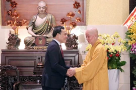 Phó Thủ tướng Trần Lưu Quang thăm, chúc mừng Đại lão Hòa thượng Thích Trí Quảng, Pháp chủ Giáo hội Phật giáo Việt Nam tại chùa Huê Nghiêm. (Ảnh: Xuân Khu/TTXVN)
