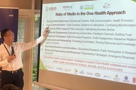 Ông Phạm Đức Phúc - Phó Giám đốc Viện Sức khỏe Môi trường và Phát triển bền vững (IEHSD) chia sẻ về vai trò của truyền thông đối với cách tiếp cận Một Sức khỏe. (Nguồn: Vietnam+)
