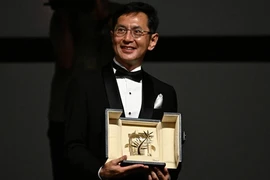 Đạo diễn người Nhật Bản Goro Miyazaki, con trai của nhà đồng sáng lập Studio Ghibli Hayao Miyazaki, nhận giải thưởng. (Nguồn: AFP)