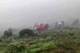 Lực lượng cứu hộ chuyển thi thể nạn nhân tại hiện trường vụ rơi máy bay chở Tổng thống Iran Ebrahim Raisi và đoàn tháp tùng ở tỉnh Đông Azerbaijan ngày 20/5/2024. (Ảnh: AFP/TTXVN)